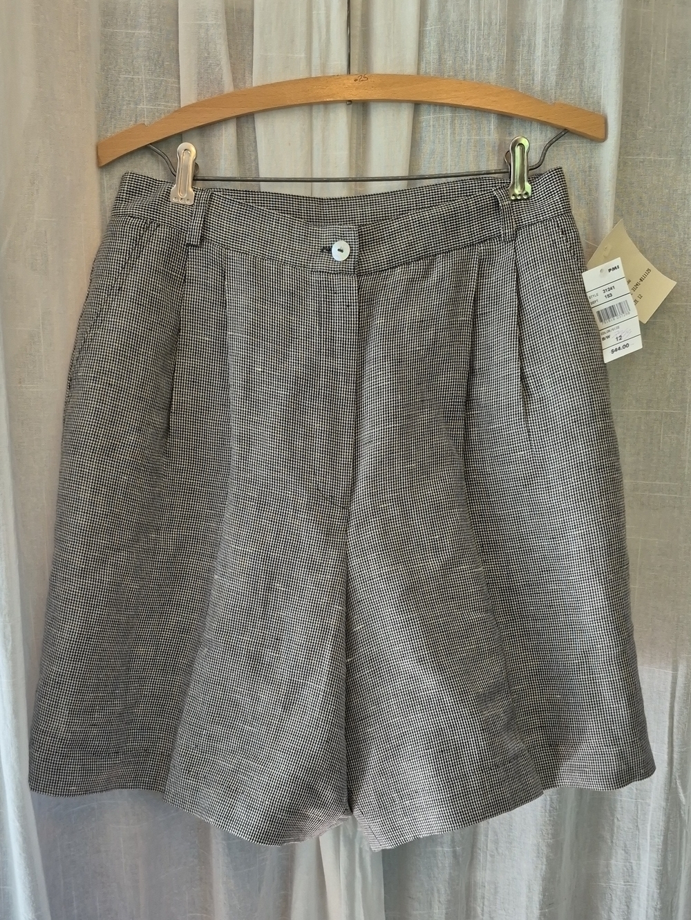 Vintage NWT High-Rise Pleated Women's Bermudas in Black and White